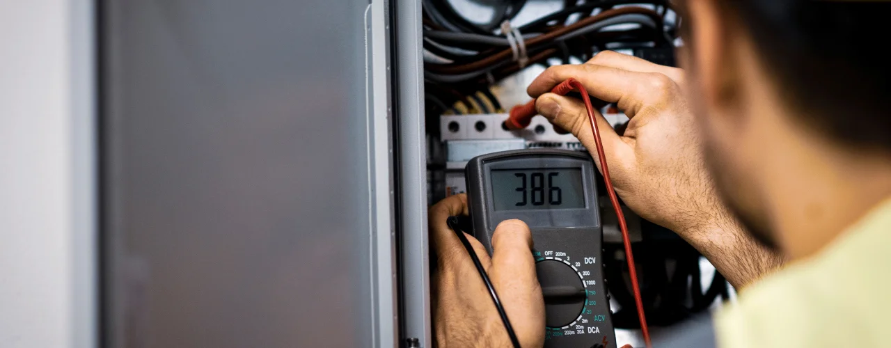 Supresores de picos de voltaje: protección avanzada para sistemas eléctricos industriales